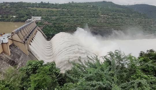 శ్రీశైలం జలాశయానికి వరదనీరు