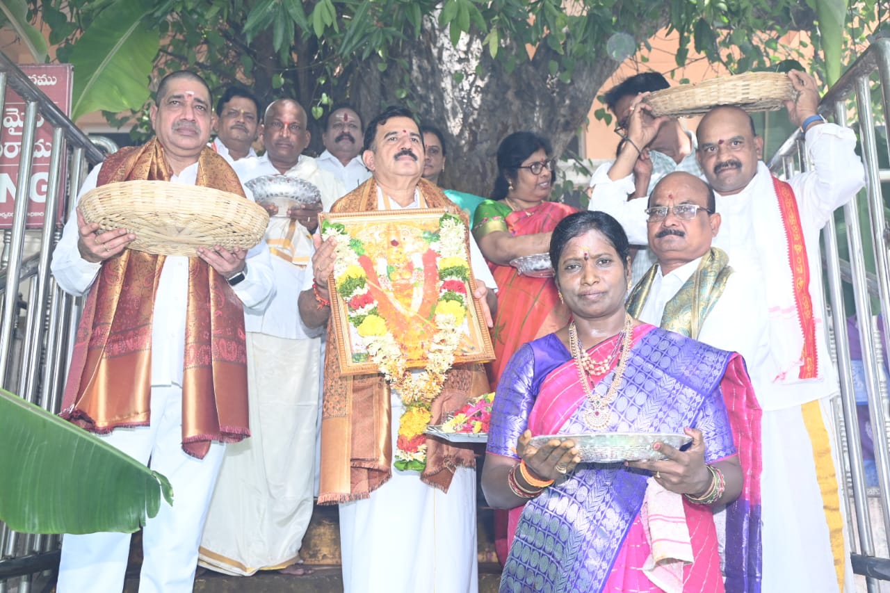 అమ్మవారికి పవిత్ర సారె సమర్పించిన ఆలయ ఇంజినీరింగ్ విభాగం అమ్మవారికి పవిత్ర సారె సమర్పించిన ఆలయ ఇంజినీరింగ్ విభాగం