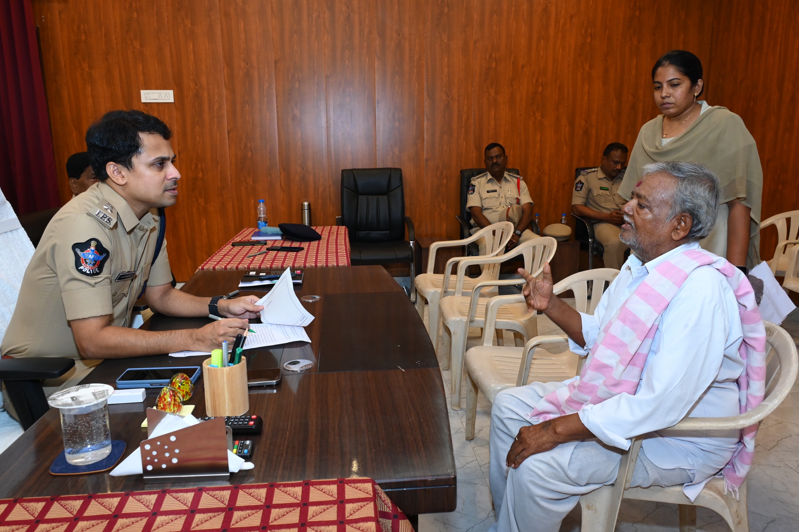 ప్రజా ఫిర్యాదుల పరిష్కార వేదిక కు 105 ఫిర్యాదులు ప్రజా ఫిర్యాదుల పరిష్కార వేదిక కు 105 ఫిర్యాదులు