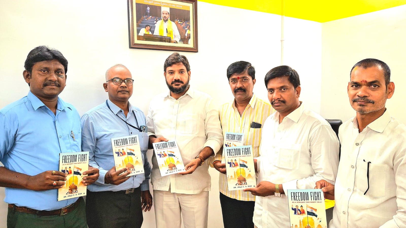 పుస్తకావిస్కారణలో పాల్గొన్న ఎమ్మెల్యే పుస్తకావిస్కారణలో పాల్గొన్న ఎమ్మెల్యే