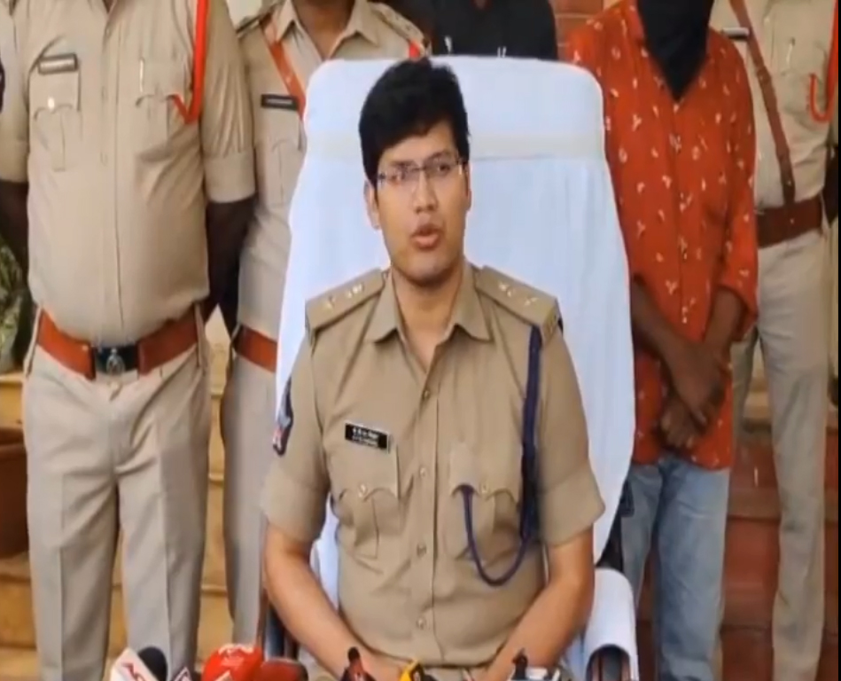 400 కేజీల కాపర్ ను స్వాధీనం చేసుకున్న పోలీసులు 400 కేజీల కాపర్ ను స్వాధీనం చేసుకున్న పోలీసులు
