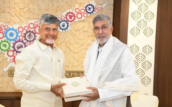కైలాష్ సత్యార్ధిని సన్మానించిన ముఖ్యమంత్రి కైలాష్ సత్యార్ధిని సన్మానించిన ముఖ్యమంత్రి