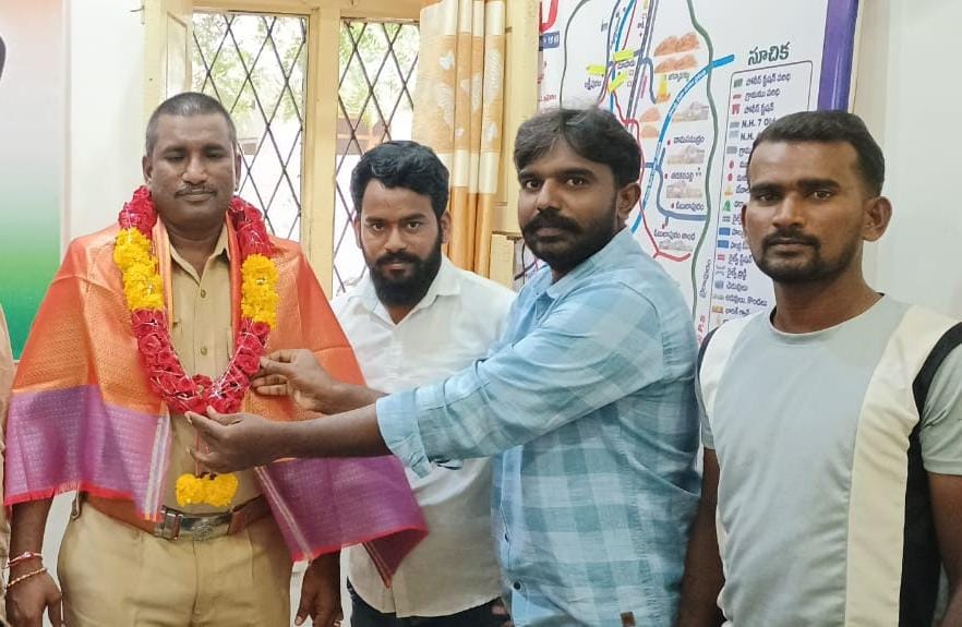 ఉల్లిందకొండ ఎస్సైని కలిసిన జనసేన నాయకులు ఉల్లిందకొండ ఎస్సైని కలిసిన జనసేన నాయకులు