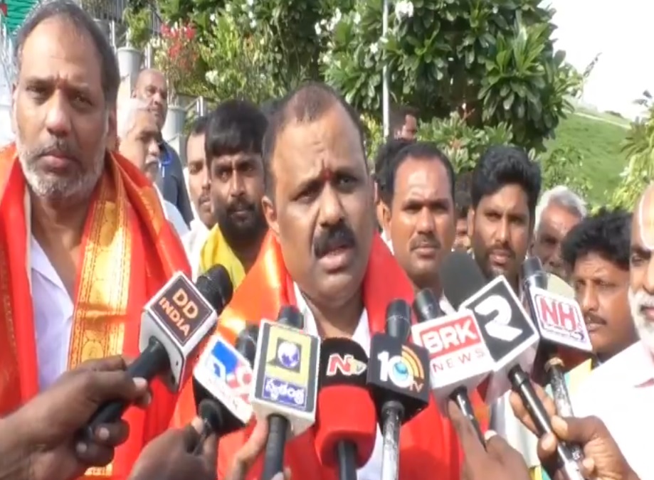 వకుళమాతను దర్శించుకున్న మంత్రి వకుళమాతను దర్శించుకున్న మంత్రి
