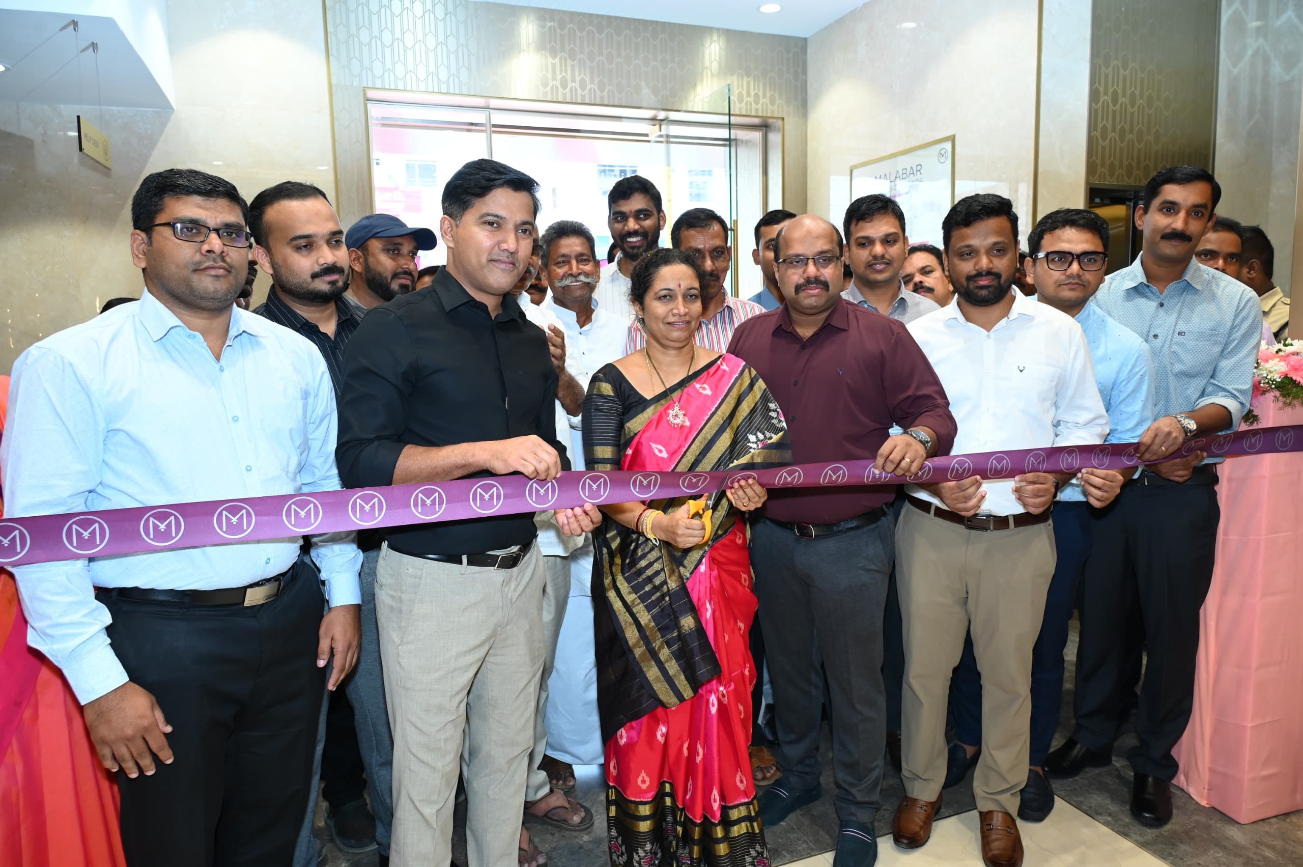 నగల షోరూము ప్రారంభోత్సవంలో పాల్గొన్న ఎమ్మెల్యే నగల షోరూము ప్రారంభోత్సవంలో పాల్గొన్న ఎమ్మెల్యే