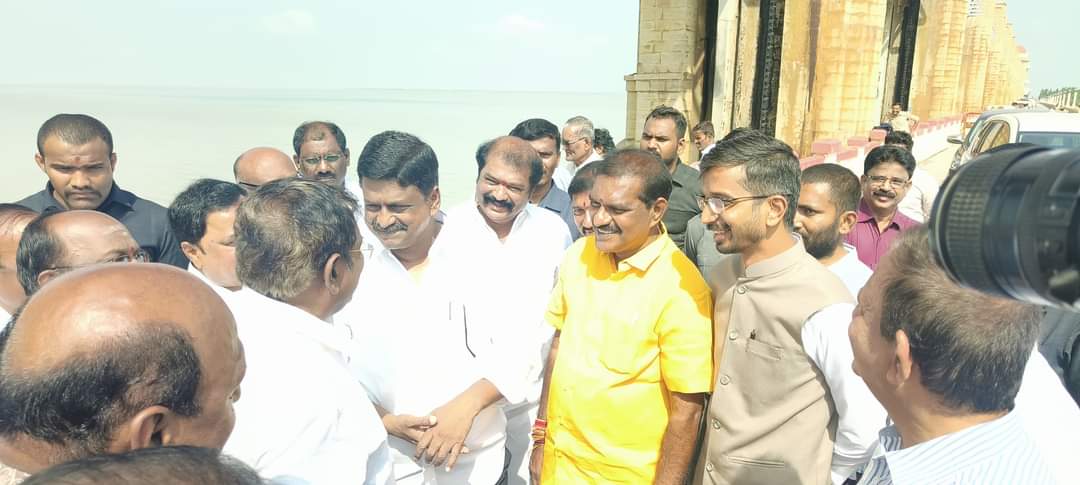 తుంగభద్ర జలాశయాన్ని పరిశీలించిన ప్రజా ప్రతినిదులు తుంగభద్ర జలాశయాన్ని పరిశీలించిన ప్రజా ప్రతినిదులు
