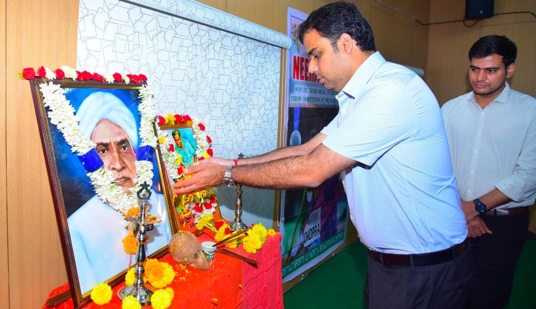 తెలుగు భాషను పరిరక్షించుకుందాం: కలెక్టర్ తెలుగు భాషను పరిరక్షించుకుందాం: కలెక్టర్