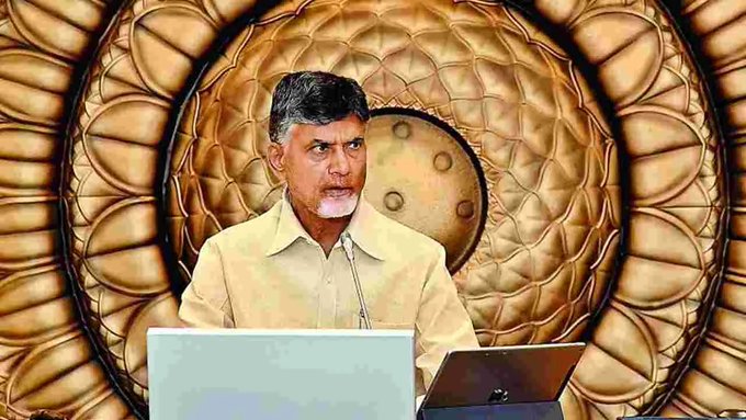 అధికారులను అభినందించిన ముఖ్యమంత్రి అధికారులను అభినందించిన ముఖ్యమంత్రి