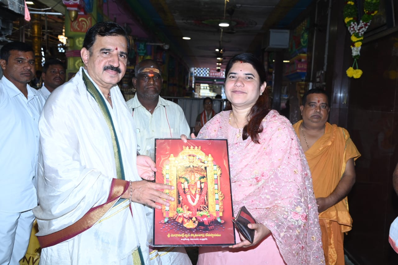 అమ్మవారి సన్నిధిలో నంద్యాల జిల్లా కలెక్టర్