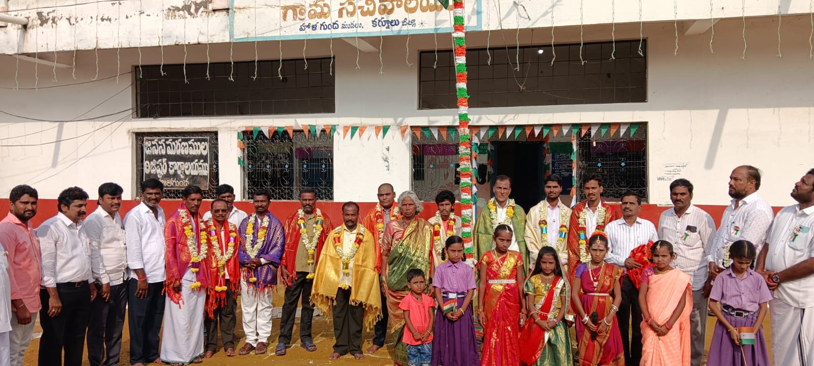 యువత వారి అడుగుజాడల్లో నడవాలి యువత వారి అడుగుజాడల్లో నడవాలి