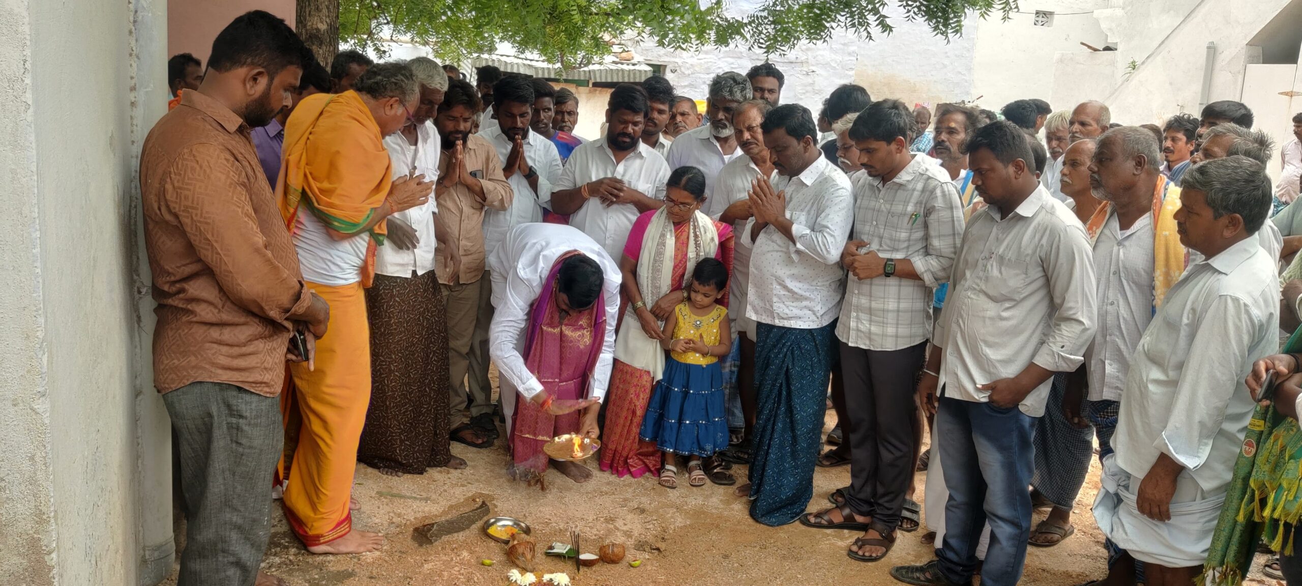 రోడ్ల నిర్మాణానికి భూమి పూజ నిర్వహించిన ఎమ్మెల్యే రోడ్ల నిర్మాణానికి భూమి పూజ నిర్వహించిన ఎమ్మెల్యే