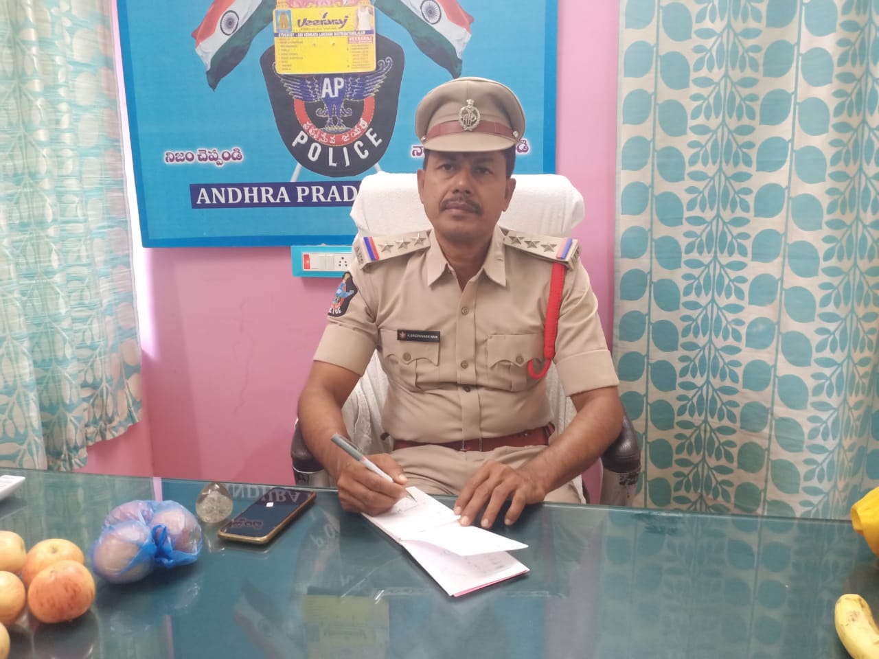 సీఐగా భాద్యతలు స్వీకరించిన శ్రీనివాస్ నాయక్ సీఐగా భాద్యతలు స్వీకరించిన శ్రీనివాస్ నాయక్