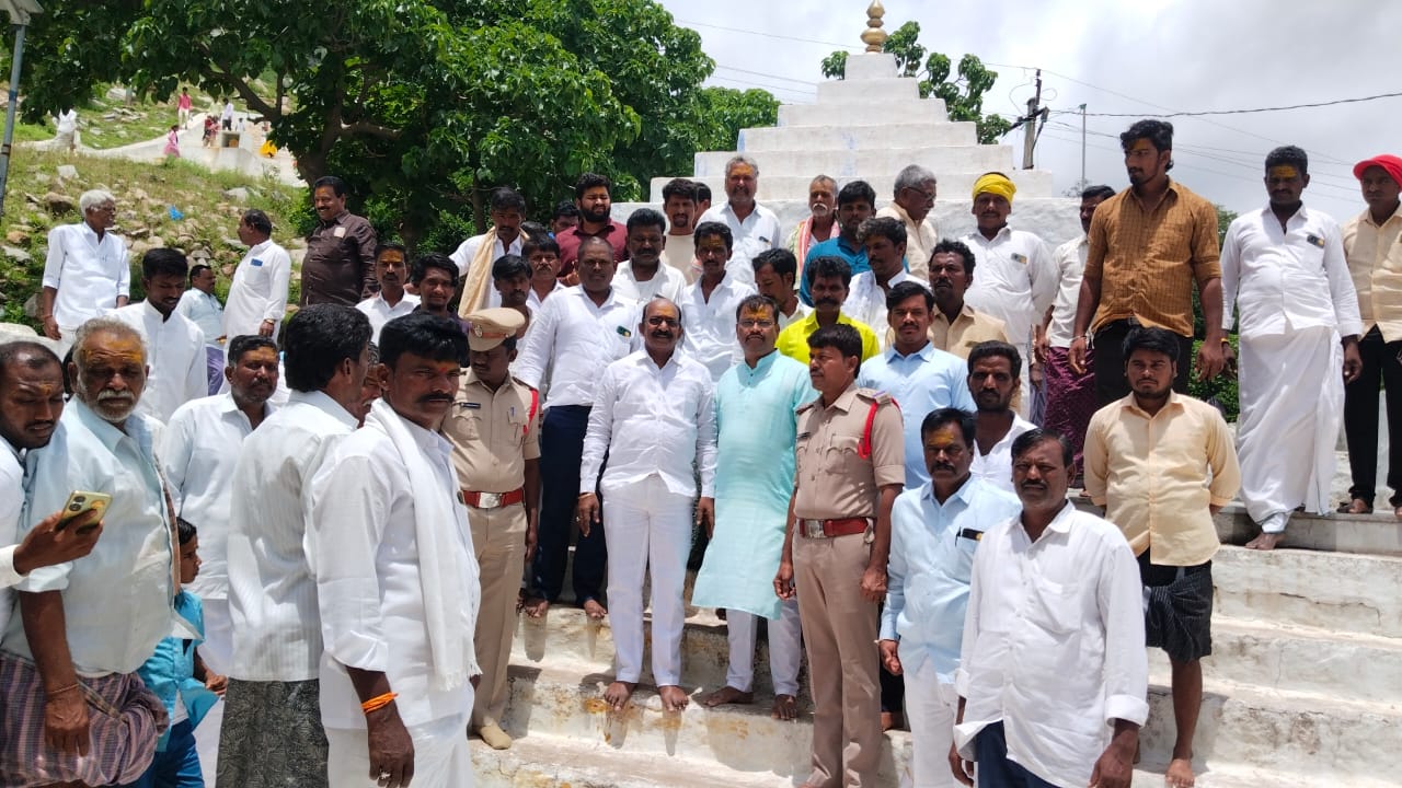 ముగిసిన టెంకాయల వేలం పాట ముగిసిన టెంకాయల వేలం పాట
