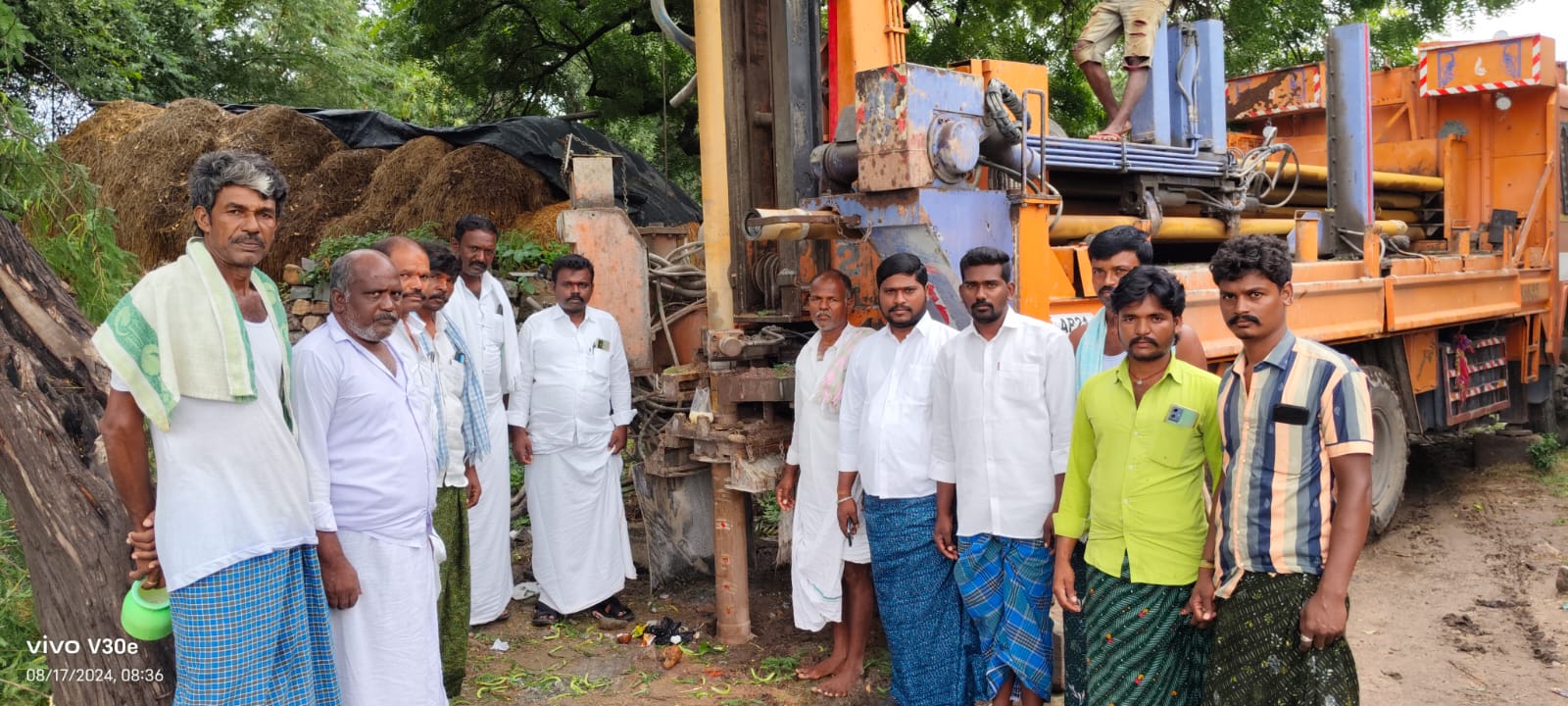 త్రాగునీటి బోర్ ఏర్పాటు చేసిన సర్పంచ్ త్రాగునీటి బోర్ ఏర్పాటు చేసిన సర్పంచ్