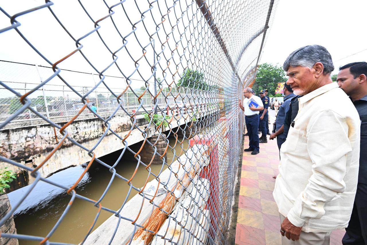 వరద పరిస్థితులను పరిశీలించిన ముఖ్యమంత్రి