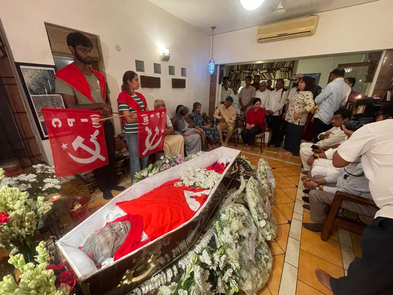 సీతారాం ఏచూరి కి ఘన నివాళి అర్పించిన: సీఎం చంద్రబాబు సీతారాం ఏచూరి కి ఘన నివాళి అర్పించిన: సీఎం చంద్రబాబు