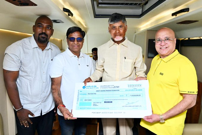 వరద బాధితులకు ఆర్ధిక సహాయం అందించిన లలితా జ్యూవెలరీ అధినేత వరద బాధితులకు ఆర్ధిక సహాయం అందించిన లలితా జ్యూవెలరీ అధినేత