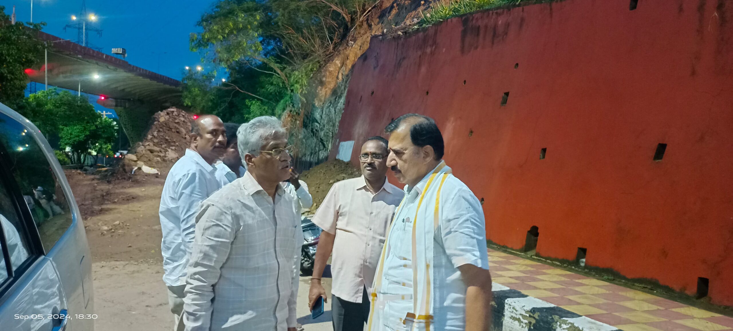 దెబ్బతిన్న ప్రాంతాన్ని పరిశీలించిన సిద్దార్థ ఇంజినీరింగ్ డీన్ పాండురంగారావు దెబ్బతిన్న ప్రాంతాన్ని పరిశీలించిన సిద్దార్థ ఇంజినీరింగ్ డీన్ పాండురంగారావు