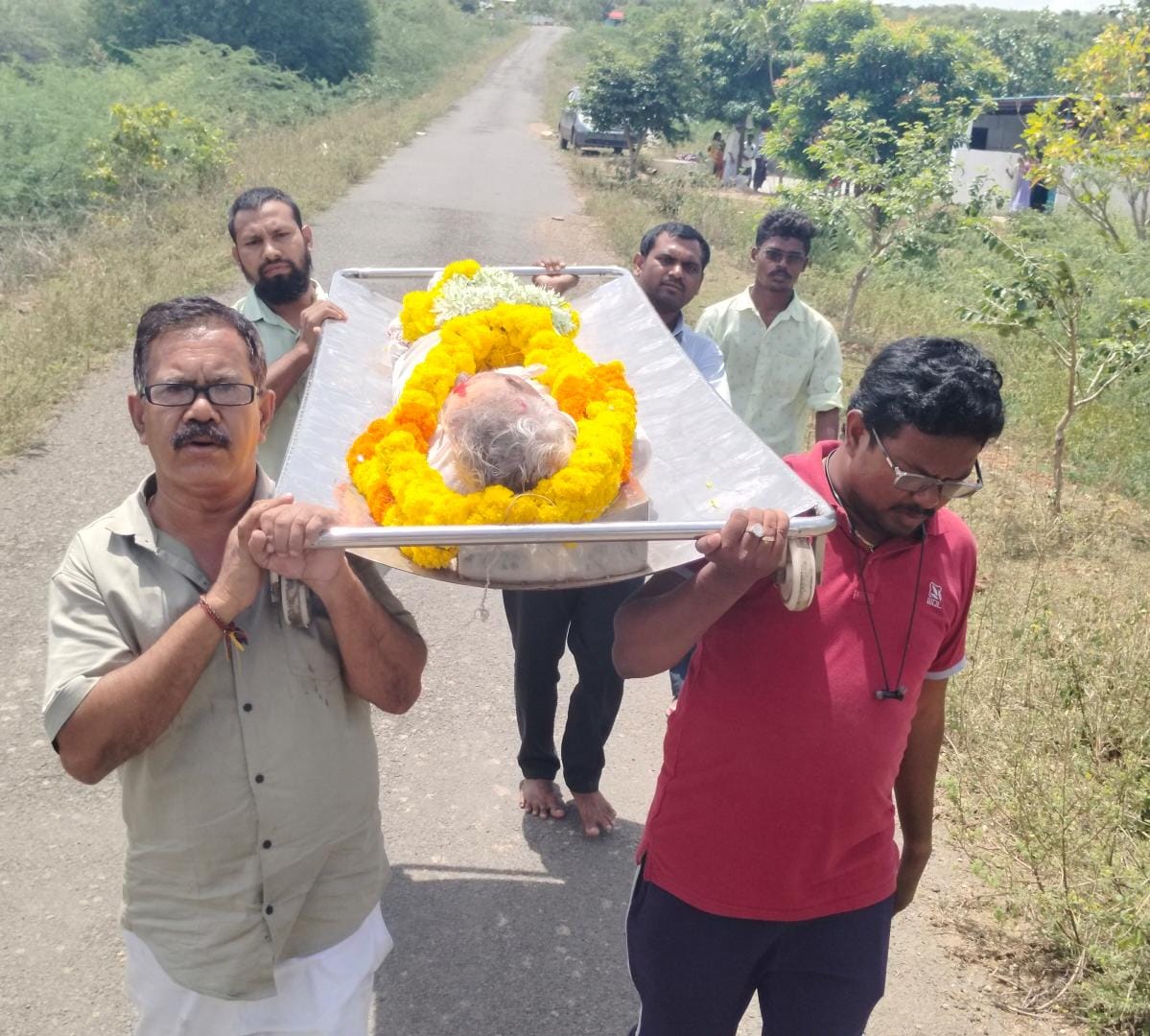 వృద్దుడికి అన్నీ తామై అంత్యక్రియలు నిర్వహించిన మే ఐ హెల్ప్ యు ఫౌండేషన్ వృద్దుడికి అన్నీ తామై అంత్యక్రియలు నిర్వహించిన మే ఐ హెల్ప్ యు ఫౌండేషన్