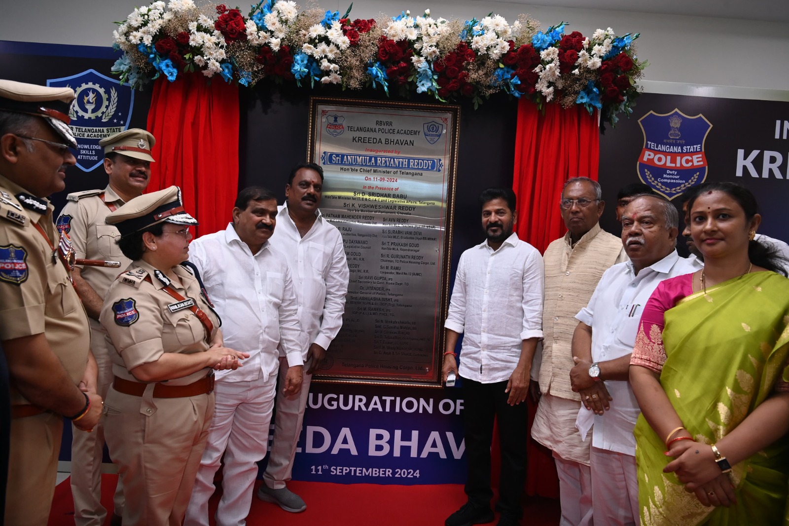 క్రీడా భవనాన్ని ప్రారంభించిన ముఖ్యమంత్రి రేవంత్ రెడ్డి క్రీడా భవనాన్ని ప్రారంభించిన ముఖ్యమంత్రి రేవంత్ రెడ్డి