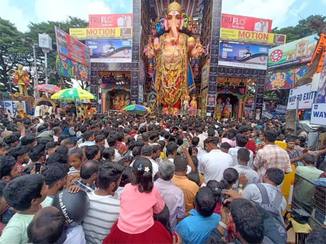 ఖైరతాబాద్‌ భక్త నిమజ్జనాల అంగరంగ వైభవం