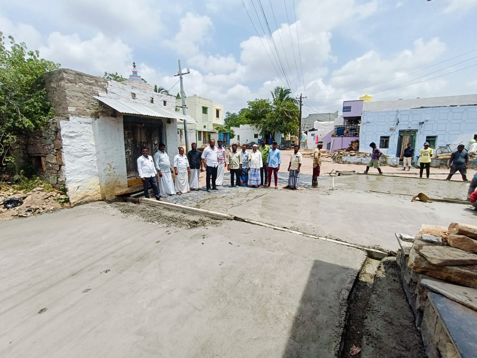ముమ్మరంగా సీసీ రోడ్డు నిర్మాణ పనులు ముమ్మరంగా సీసీ రోడ్డు నిర్మాణ పనులు