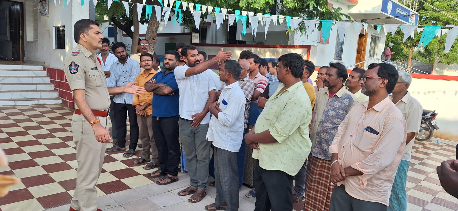 సీసీ కెమెరాలు ఏర్పాటు తప్పనిసరి