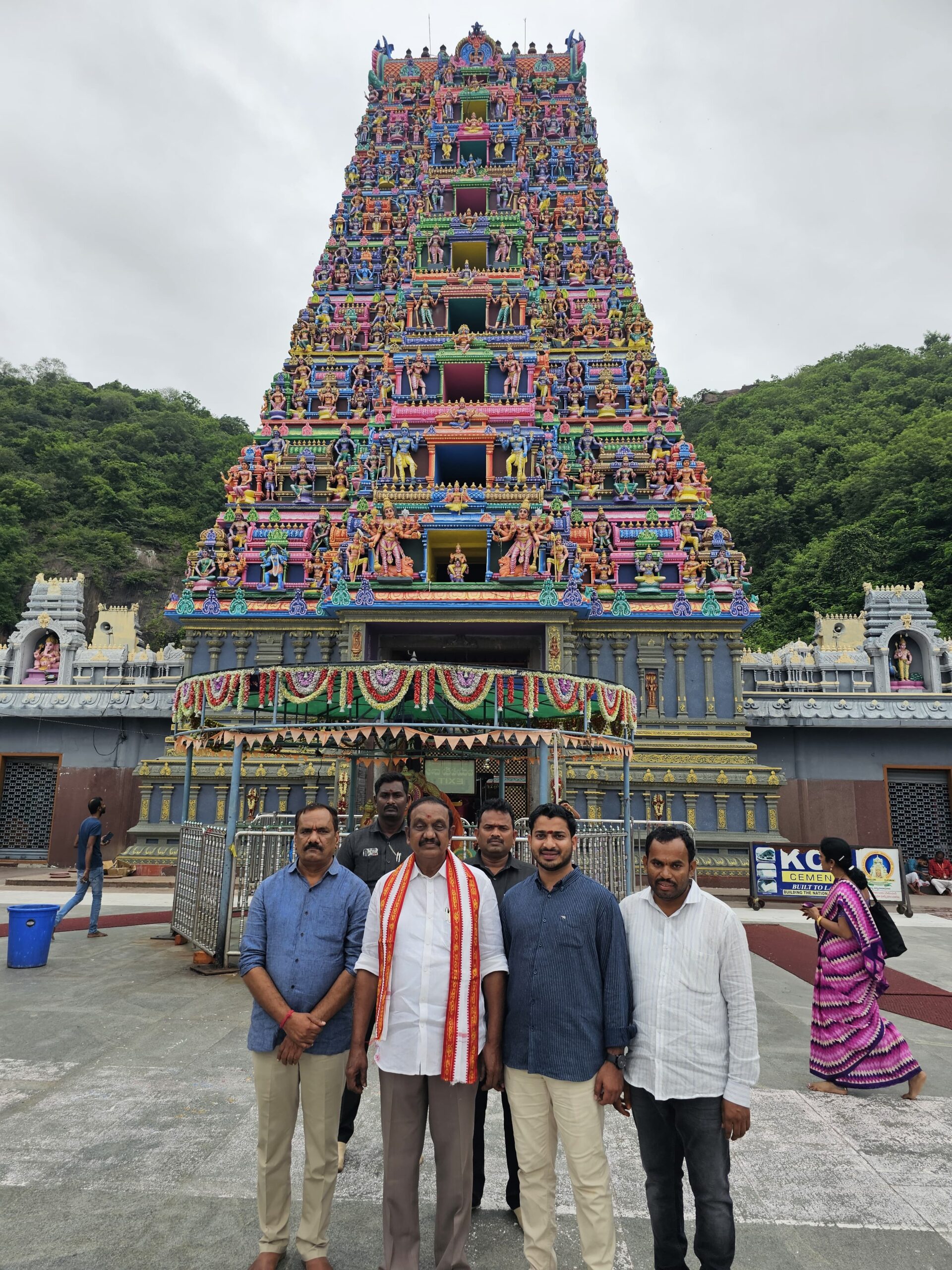 దుర్గమ్మ సేవలో ఎమ్మెల్యే డాక్టర్ చదలవాడ అరవింద బాబు దుర్గమ్మ సేవలో ఎమ్మెల్యే డాక్టర్ చదలవాడ అరవింద బాబు