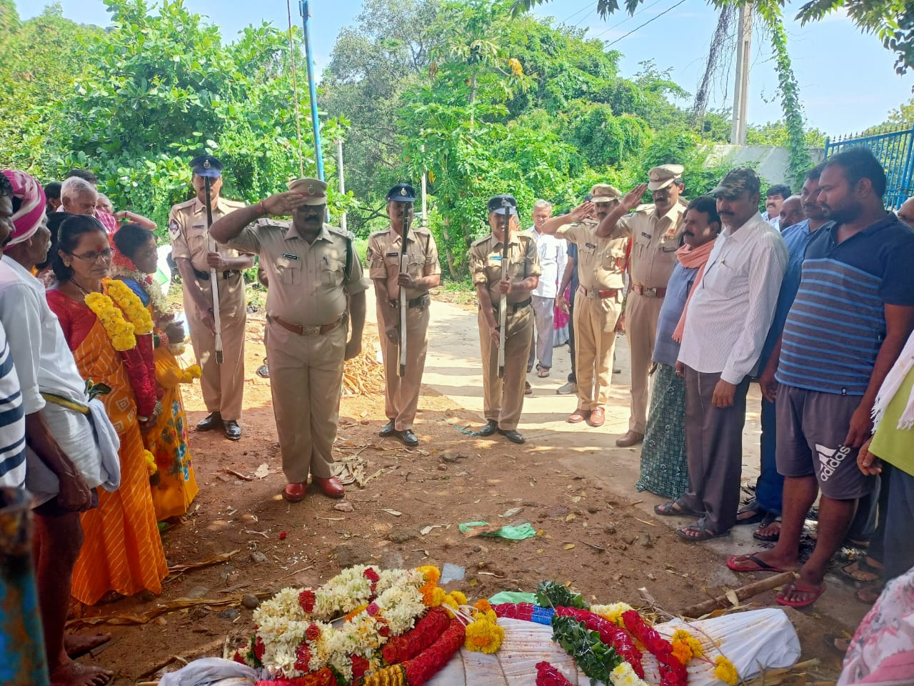 సిఐ మృతదేహానికి గౌరవ లాంఛనాలతో అంత్యక్రియలు సిఐ మృతదేహానికి గౌరవ లాంఛనాలతో అంత్యక్రియలు