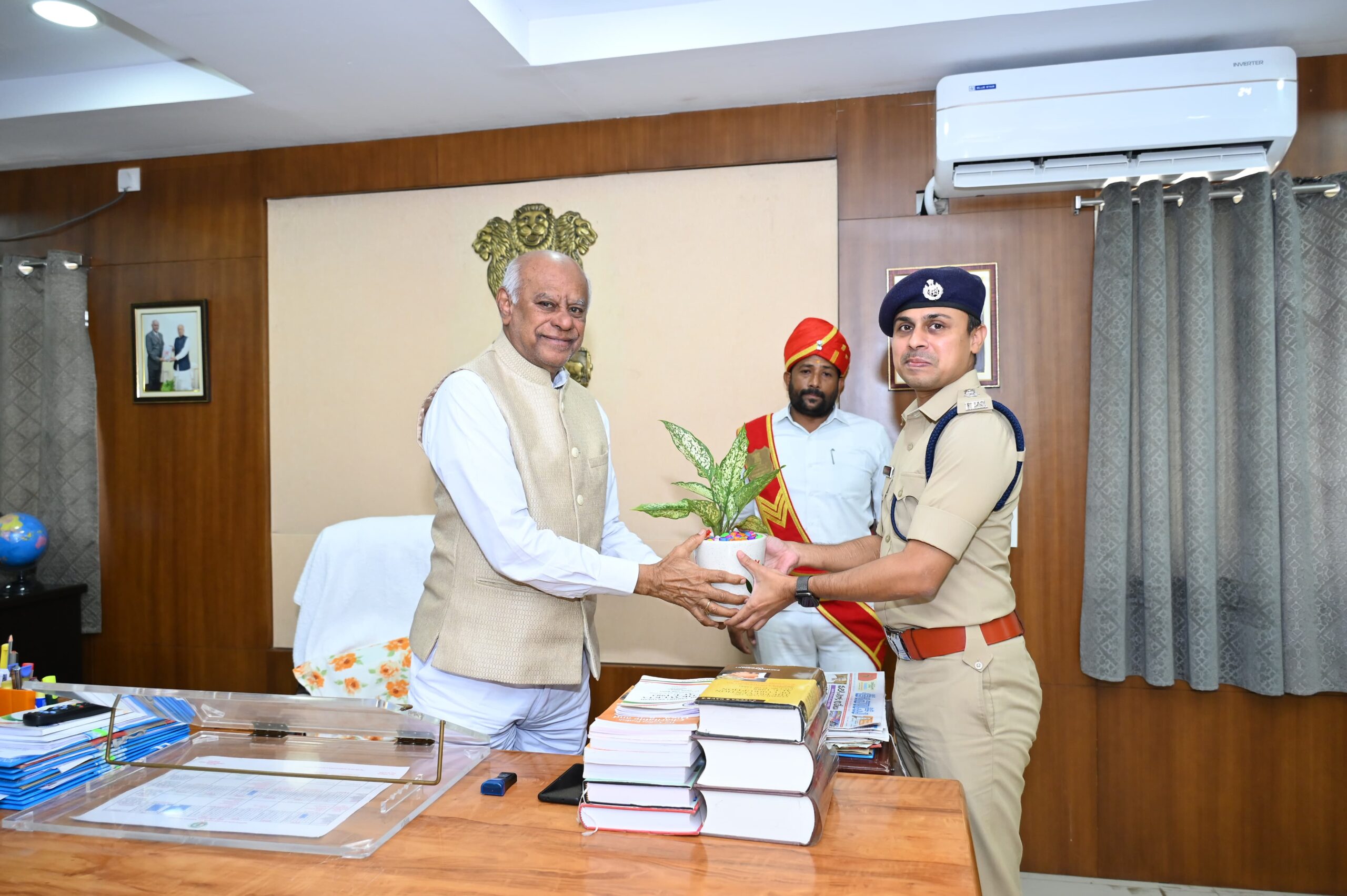 ఏపీ లోకాయుక్త జస్టిస్ పి.లక్ష్మణ్ రెడ్డిని కలిసిన జిల్లా ఎస్పీ ఏపీ లోకాయుక్త జస్టిస్ పి.లక్ష్మణ్ రెడ్డిని కలిసిన జిల్లా ఎస్పీ