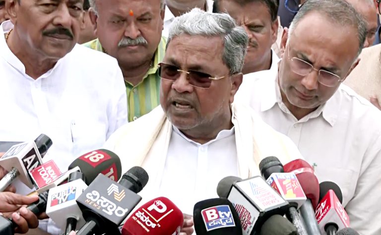 ముఖ్యమంత్రి సిద్ధరామయ్య పిటిషన్ను కొట్టేసిన కర్ణాటక హైకోర్టు ముఖ్యమంత్రి సిద్ధరామయ్య పిటిషన్ను కొట్టేసిన కర్ణాటక హైకోర్టు