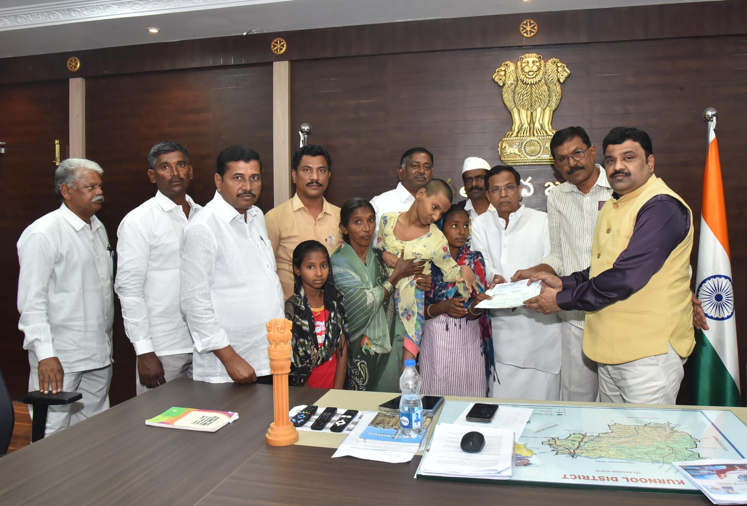 కలెక్టర్ రంజిత్ భాష చేతుల మీదుగా ఆర్థిక సహాయం కలెక్టర్ రంజిత్ భాష చేతుల మీదుగా ఆర్థిక సహాయం