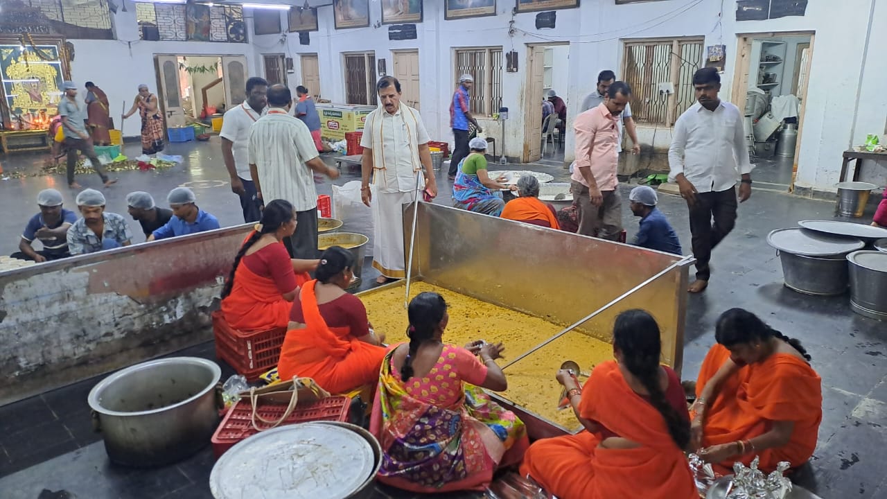 వరద భాధితులకు పులిహోర ప్యాకెట్లు పంపిణీ వరద భాధితులకు పులిహోర ప్యాకెట్లు పంపిణీ