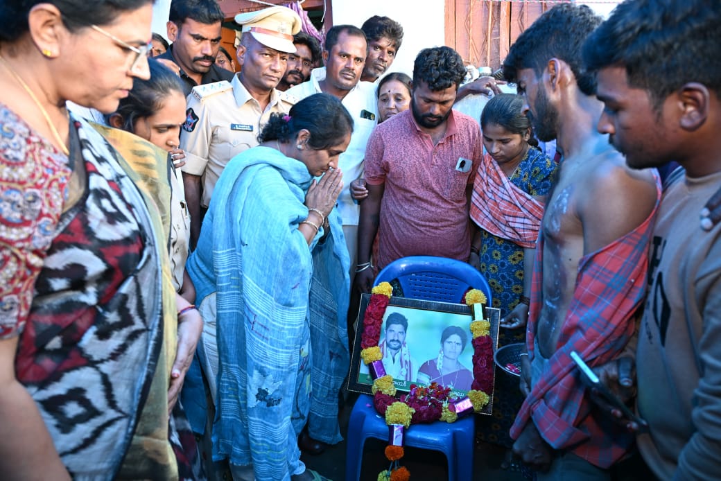 పిడుగుపాటుకు  మృతి చెందిన కుటుంబాన్ని పరామర్శించిన మంత్రి సవితమ్మ
