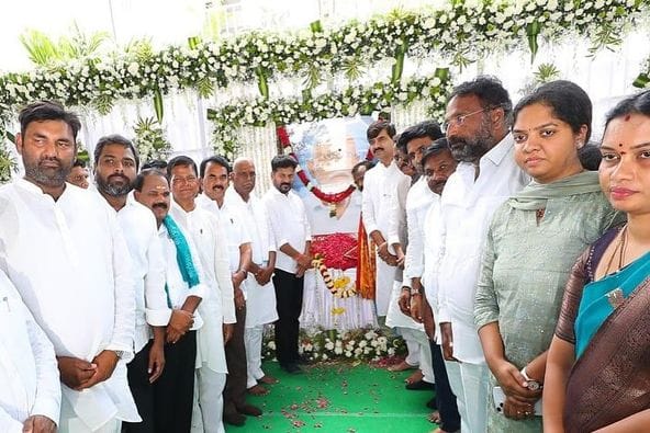 దశదినకర్మ కార్యక్రమానికి హాజరైన సీఎం రేవంత్ ! దశదినకర్మ కార్యక్రమానికి హాజరైన సీఎం రేవంత్ !