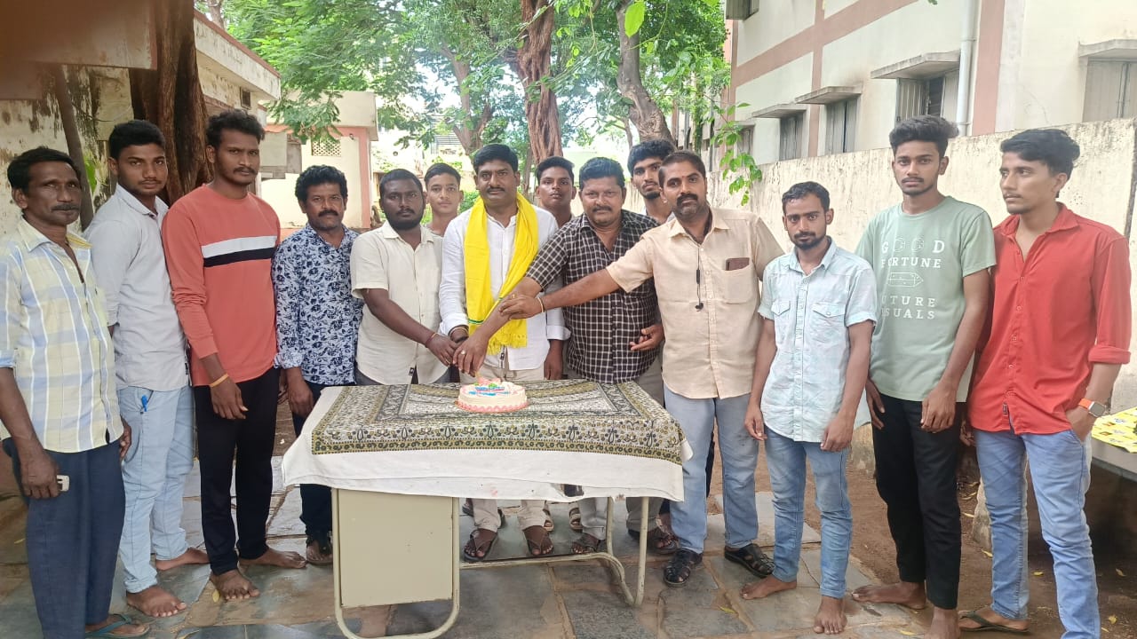 ఘనంగా టీడీపీ జిల్లా అధ్యక్షులు శ్రీనివాస్ రెడ్డి పుట్టినరోజు జన్మదిన వేడుకలు ఘనంగా టీడీపీ జిల్లా అధ్యక్షులు శ్రీనివాస్ రెడ్డి పుట్టినరోజు జన్మదిన వేడుకలు