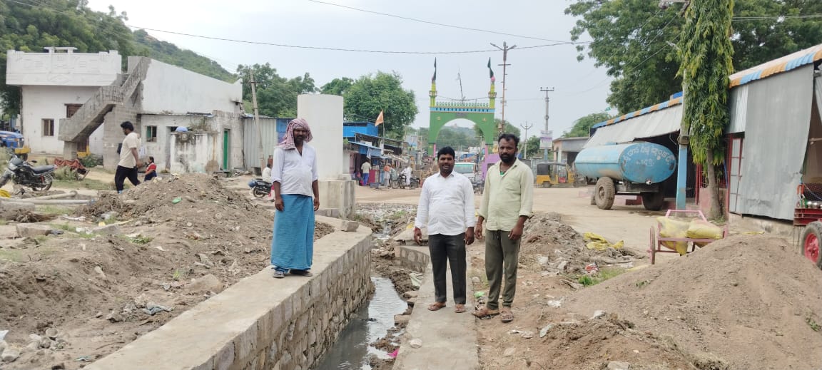 వేగవంతంగా డ్రైనేజీ నిర్మాణ పనులు