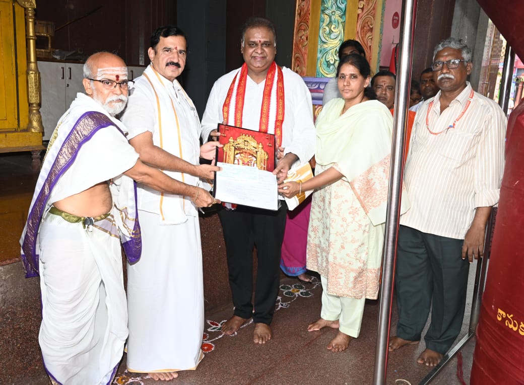 ఆలయ స్వర్ణ తాపడం పనుల నిమిత్తం విరాళంగా చెక్కు అందజేత ఆలయ స్వర్ణ తాపడం పనుల నిమిత్తం విరాళంగా చెక్కు అందజేత