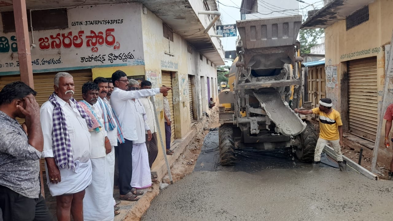 వేగవంతంగా సీసీ రోడ్డు నిర్మాణ పనులు