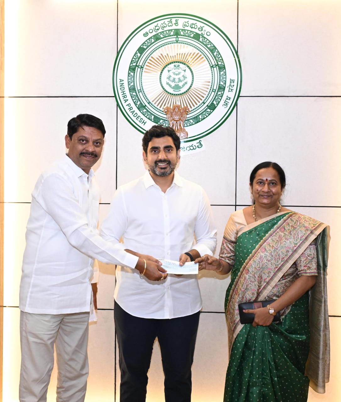వరద బాధితులకు లక్ష రూపాయల చెక్కు అందజేత వరద బాధితులకు లక్ష రూపాయల చెక్కు అందజేత