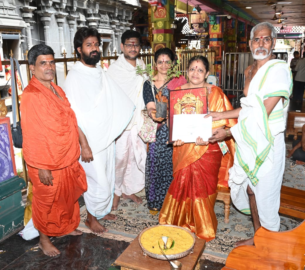 ఆలయ అభివృద్ధి పనుల నిమిత్తం 1 లక్ష విరాళం ఆలయ అభివృద్ధి పనుల నిమిత్తం 1 లక్ష విరాళం
