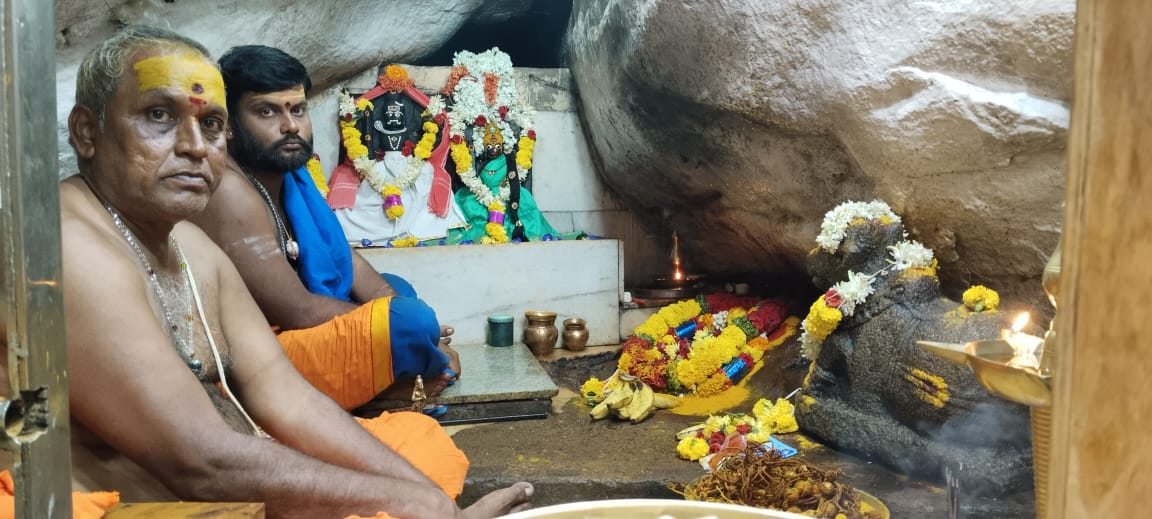 శ్రీ మాళ మల్లేశ్వర స్వామికి ప్రత్యేక పూజలు శ్రీ మాళ మల్లేశ్వర స్వామికి ప్రత్యేక పూజలు