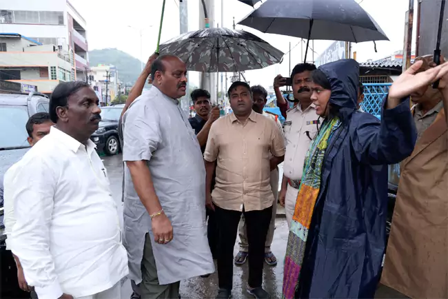 బుడమేరు ముంపు ప్రాంతాల్లో మంత్రి అచ్చెన్నాయుడు బుడమేరు ముంపు ప్రాంతాల్లో మంత్రి అచ్చెన్నాయుడు