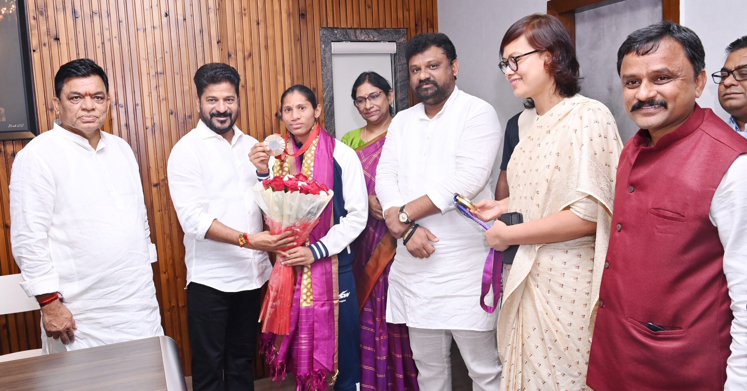 అథ్లెట్ దీప్తి ని సత్కరించిన ముఖ్యమంత్రి అథ్లెట్ దీప్తి ని సత్కరించిన ముఖ్యమంత్రి