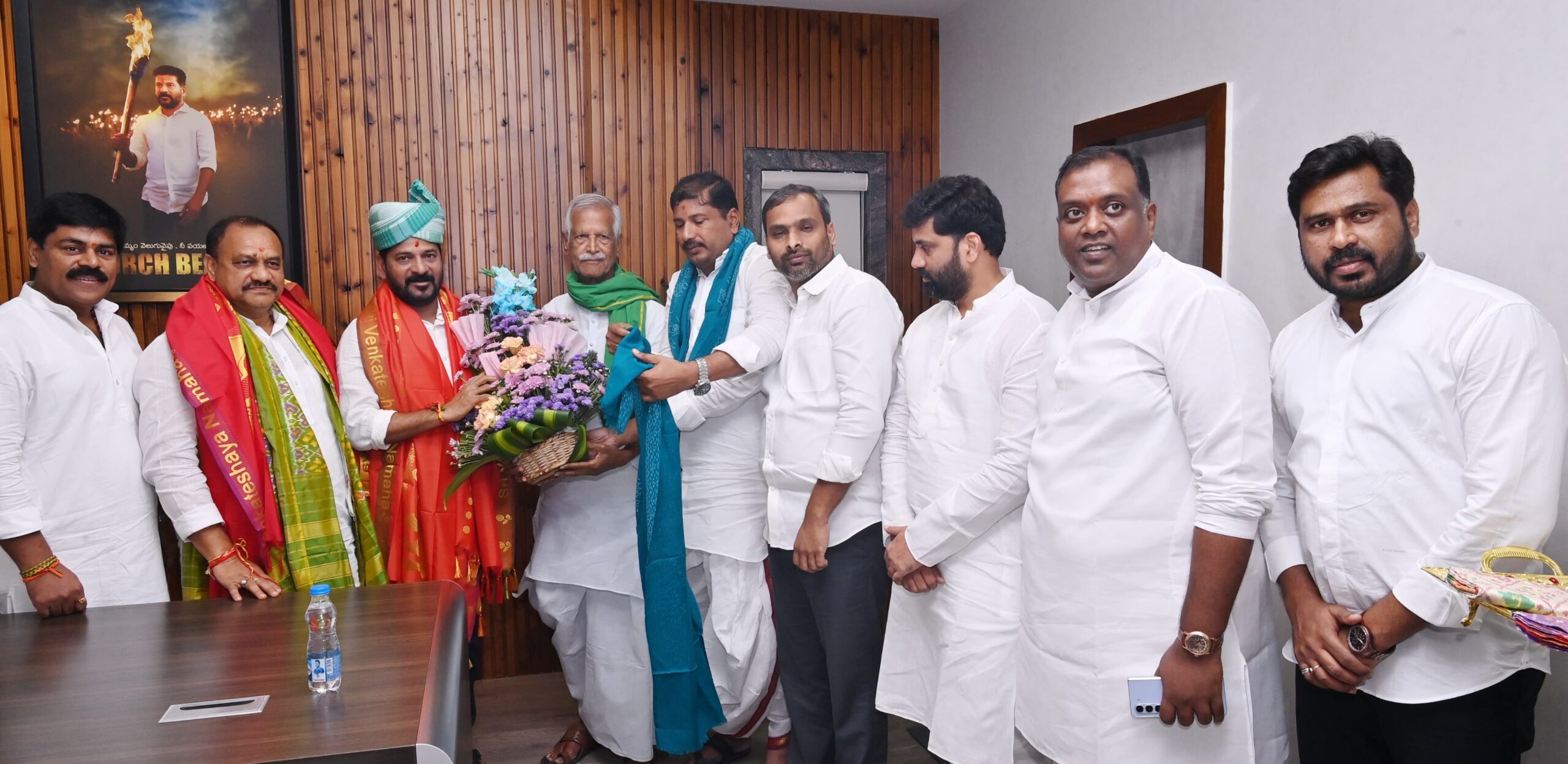 సీఎం రేవంత్ రెడ్డిని కలిసిన రైతు సంక్షేమ కమిషన్ చైర్మన్ సీఎం రేవంత్ రెడ్డిని కలిసిన రైతు సంక్షేమ కమిషన్ చైర్మన్