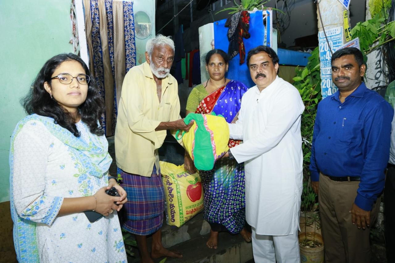 ప్రతి కుటుంబానికి నిత్యవసర సరుకులు  : మంత్రి