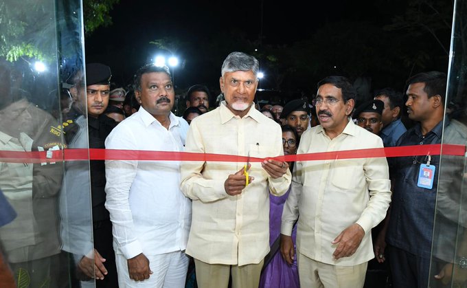 అన్నా క్యాంటీన్ ను ప్రారంభించిన సీఎం చంద్రబాబు అన్నా క్యాంటీన్ ను ప్రారంభించిన సీఎం చంద్రబాబు
