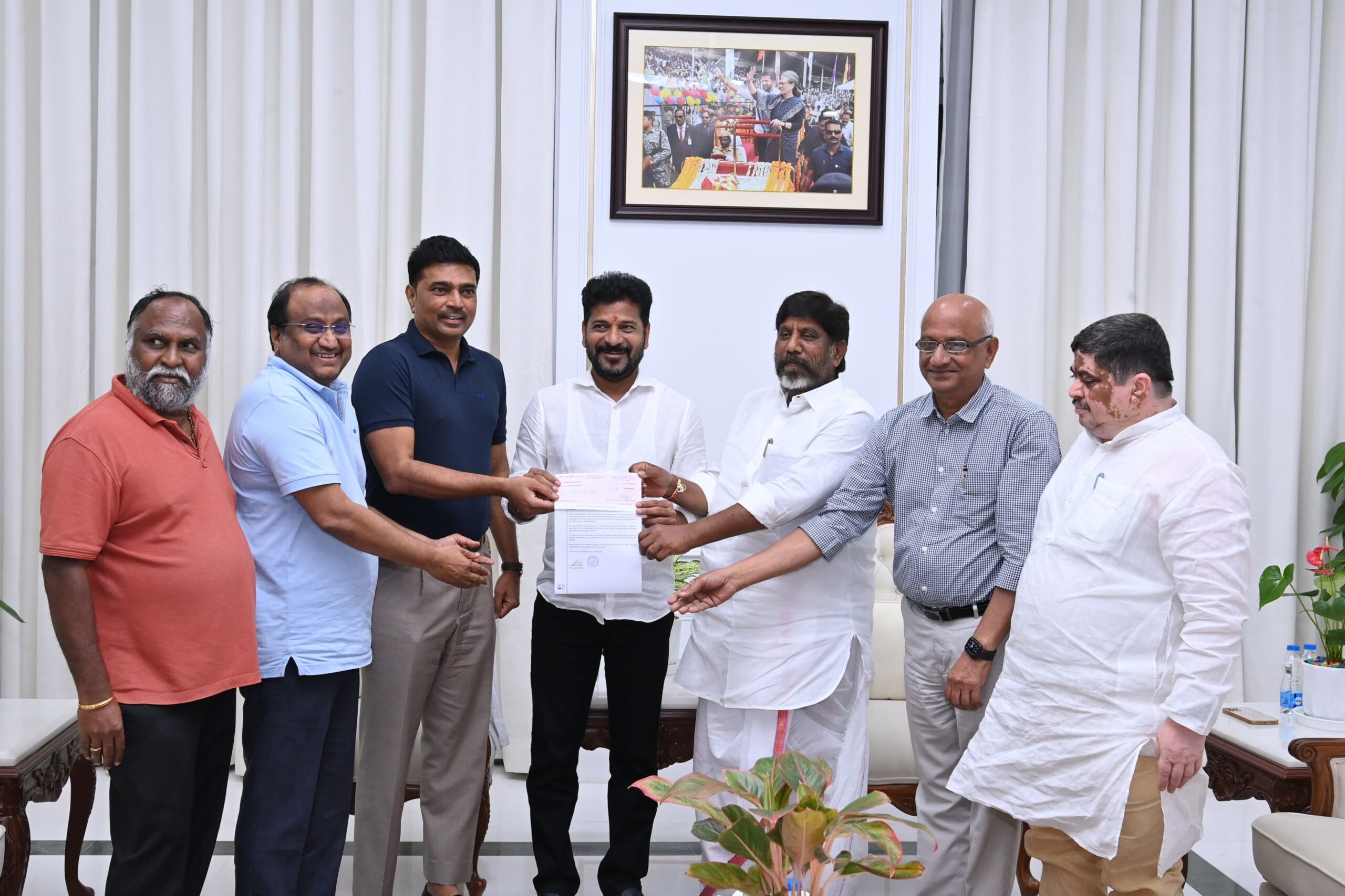 సీఎం రేవంత్ రెడ్డి కి చెక్కులను అందించిన  పారిశ్రామికవేత్తలు