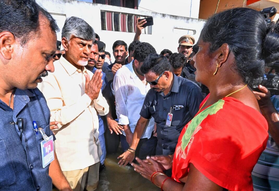 ఏలేరు వరద ముంపు ప్రాంతాల్లో పర్యటించిన ముఖ్యమంత్రి ఏలేరు వరద ముంపు ప్రాంతాల్లో పర్యటించిన ముఖ్యమంత్రి