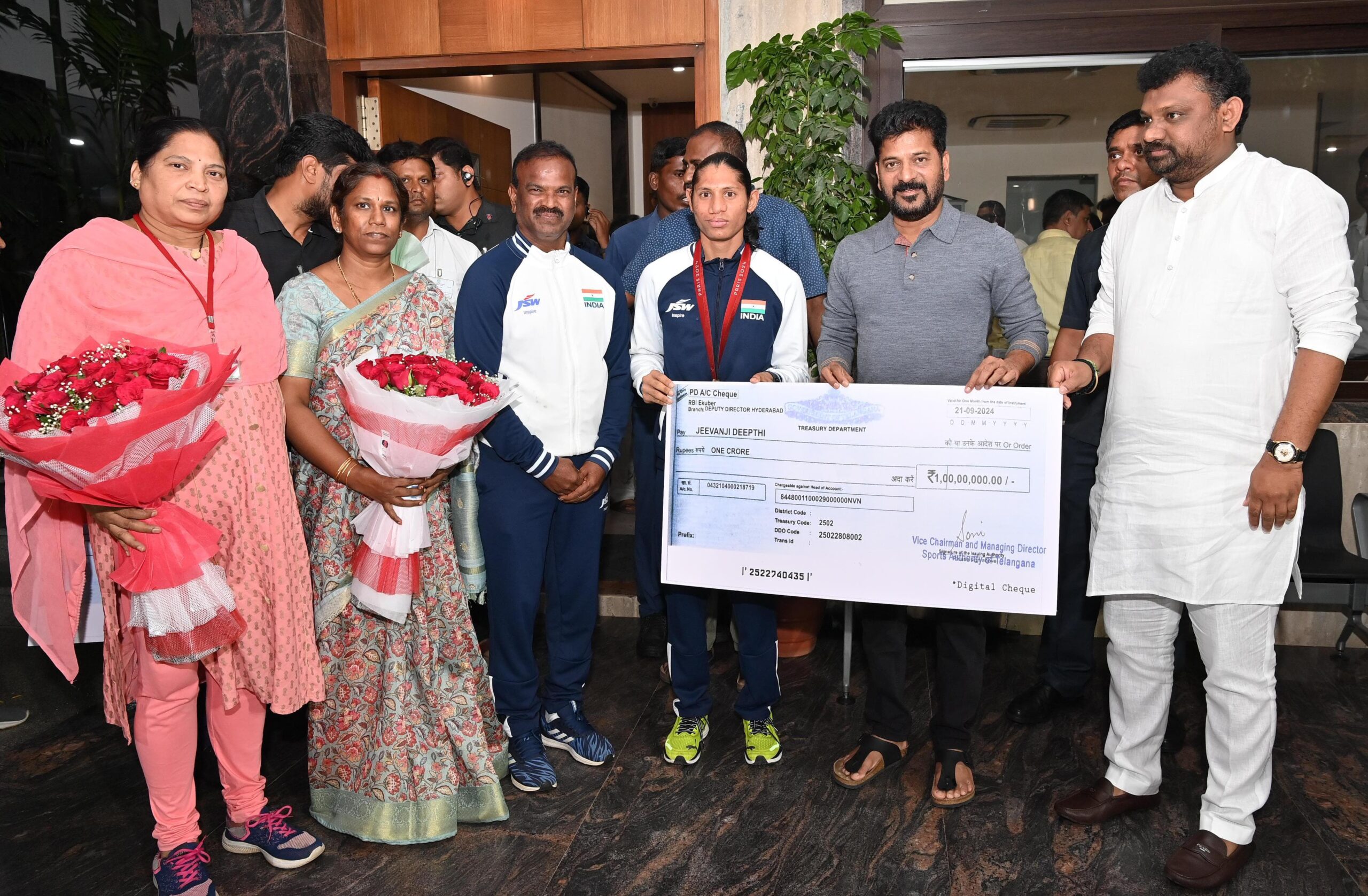 గ్రూప్ -2 ఉద్యోగం ఇచ్చిన ముఖ్యమంత్రి గ్రూప్ -2 ఉద్యోగం ఇచ్చిన ముఖ్యమంత్రి